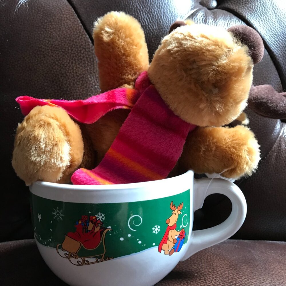 Dan Dees TM Collector's Choice Christmas mug with Reindeer stuffed animal. New.